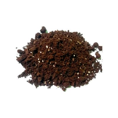 توده خاکبرگ تیره مخلوط با ذرات سفید پرلیت روی زمینه روشن